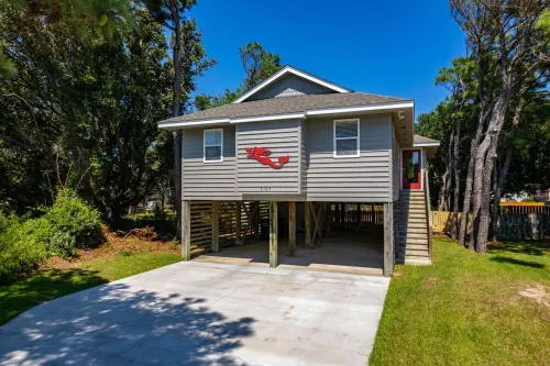 BEACH GETAWAY! Walk to beach, dining, and shops. Dog friendly with fenced yard.