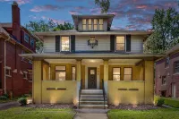 Gorgeous remodeled home, with entertainment, and massage chair for relaxing! Hotels near Muhammad Mosque #1