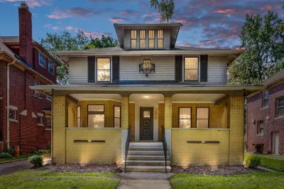 Gorgeous remodeled home, with entertainment, and massage chair for relaxing! Hoteles cerca de Detroit Station