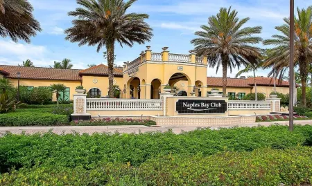 RENOVATED,2pm check-in,11a checkout,1stfloor private unit,close to 5th ave&beach