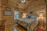 Rustic Log Cabin Retreat, Hot Tub + Firepit