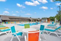 Perfect Lakeside Getaway - Renovated condo with ALL the amenities + Laundry!