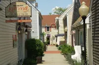 Beautifully Renovated Downtown Luxury Condo, a block from the rock!