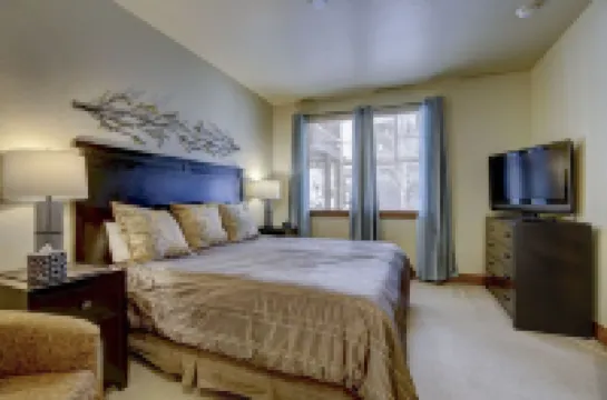 Copper Mountain -Spacious 1st Flr 2&2 near ski school/rentals,lift, hot tub