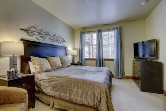 Copper Mountain -Spacious 1st Flr 2&2 near ski school/rentals,lift, hot tub