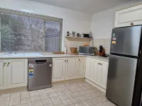 Adelaide Escape: Two-Storey Home Near City & Hills