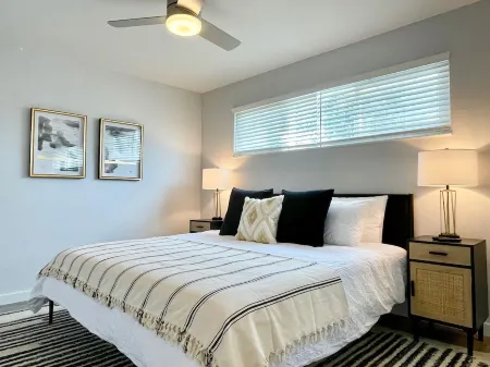 Dogs Stay Free • Mid-Century Chic • King Bed • Walk Downtown • Parking