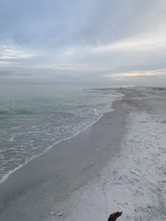 Blue Pearl-Close to Beach, Screened Porch, Club, Courtesy Golf Cart for 4. Отели в г. Captiva