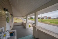 Cheerful Pet-Friendly Bungalow 1 Block from Downtown Laurens