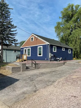 Charming 2-bedroom house in welcoming Winooski with WiFi, laundry Pets&fence