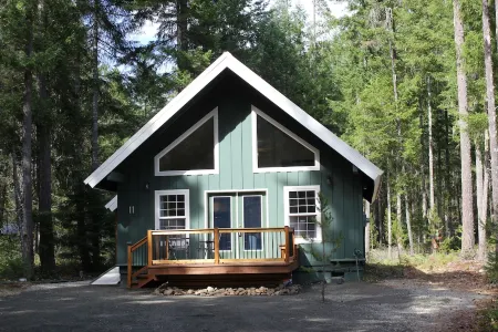 Cozy Bears Den Cabin just off Lake Kokanee