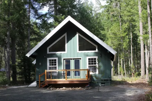 Cozy Bears Den Cabin just off Lake Kokanee