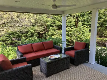 WALK TO VILLAGE LOCATION, NEW POOL, FAMILY COMPOUND!