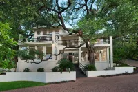 Contemporary Lake Austin Estate Minutes from Downtown - Privately Gated