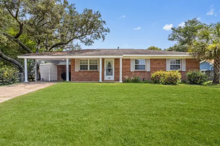 GULF VIEW PLACE - 3 1/2 MINUTE WALK TO EAST BEACH! 1.7 MILES TO CENTER OF TOWN! Отели рядом с достопримечательностью «Шелл»