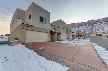 PetFriendlyHome/Private HOT TUB with a lots of space to relax inside and outside