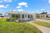 Walk to Beach. Beautifully Renovated 3BR, 2BA Home w/Outdoor Shower & Grille