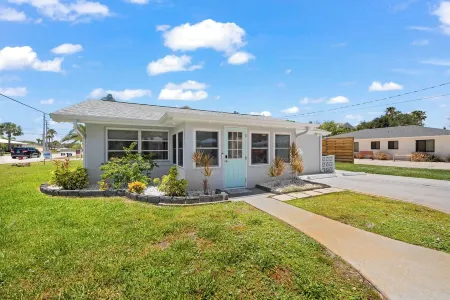 Walk to Beach. Beautifully Renovated 3BR, 2BA Home w/Outdoor Shower & Grille Отели рядом с достопримечательностью «Venice Myakka River Park»