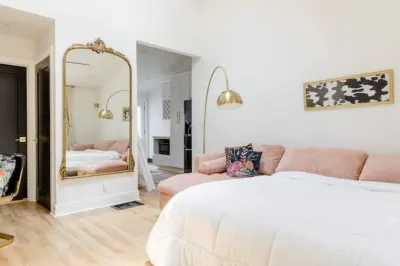 Luxe Modern Hideaway in Downtown Decatur - 1BR 1BA Отели рядом с достопримечательностью «Book Nook»