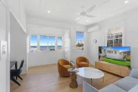 Vandy Beach House. Cosy with direct water views.