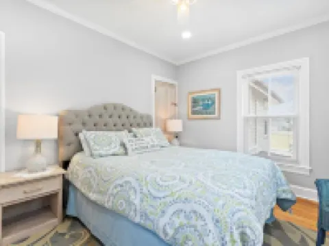 *3rd to Beach*Beautiful*Clean*Victorian, *Across Veterans Prk*Beach Haven Hotels in Beach Haven