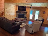 Blue Ridge Cabin within 40 feet of the Toccoa River and Trout Fishing