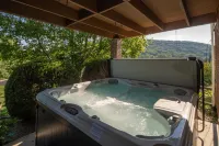 Serenitee Cottage at Mountain Glen Community- Newland, NC  GOLF and Pickle Ball!