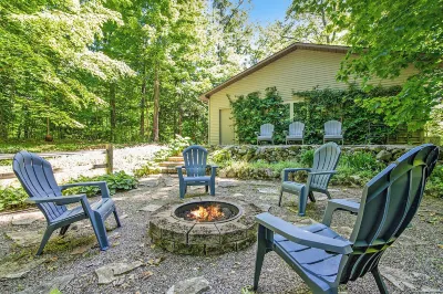 Cozy Cottage w/ Shared Neighborhood Lake Access