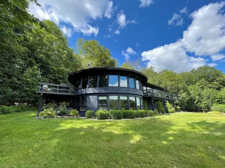 Panoramic views four minutes to Windham Mountain skiing.