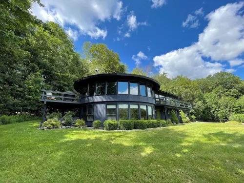 Panoramic views four minutes to Windham Mountain skiing.