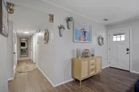 Hot Tub, Park, Lake Access Prime Location!!