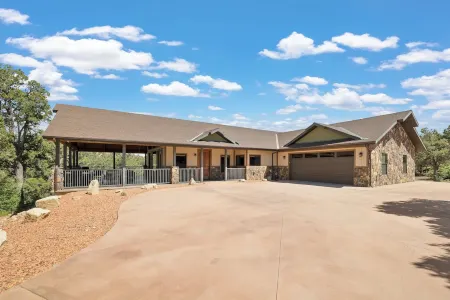 Canyon-View Retreat Minutes from Zion with Hot Tub, Game Room & Chef’s Kitchen Отели рядом с достопримечательностью «Checkerboard Mesa»