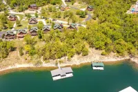 Cedar Cove -Private Lake Front + Hot Tub -5 min to Branson Strip -Dogs ok w/fee! 銀元城主題樂園附近的飯店
