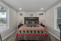 The Bear Den: Rehabbed Home Near the Branson Landing The SKY Deck at Parakeet Pete's Waterfront Zipline 주변 호텔