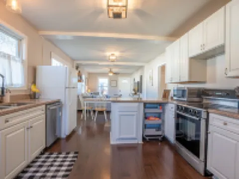 Cozy Convenient Cottage Hotels in Alcoa