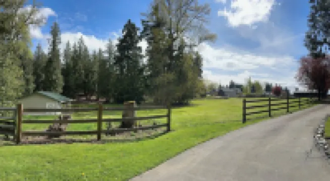 Newly Renovated 4 Bedroom, Quiet Country Home on 5 Acres in Edgewood, Sleeps 8 에지우드 호텔