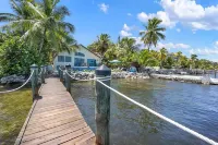 Waterfront Beauty 8-guests, Dock, Kayaks and more