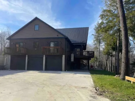 Eagle River Retreat~hot tub~riverfront! Отели в г. Ashtabula County