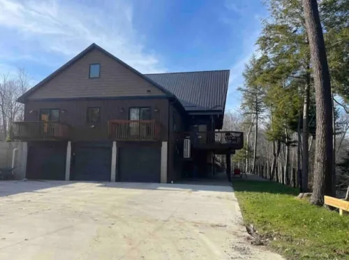 Eagle River Retreat~hot tub~riverfront!