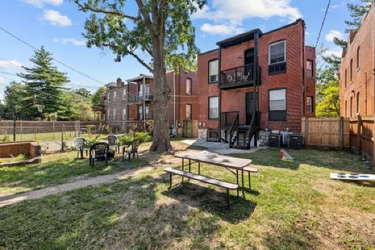 Top Rated! Fantastic Location! 3 Bedroom Near Washu, Loop, Pageant, Forest Park Отели рядом с достопримечательностью «Парк Барникел»