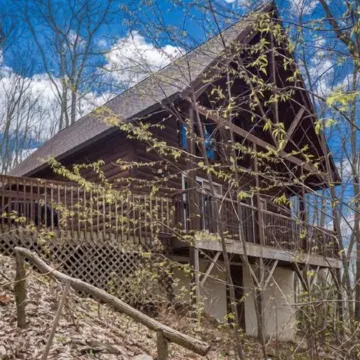 Amazing Cabin w/Firepit, Gametable, Hot Tub, Wifi, Cable