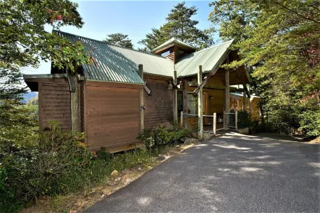 Private, Romantic Luxury Mountain Cabin in the Woods with Incredible Views