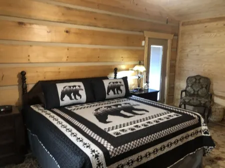 Private Cozy Dog Friendly Cabin Home Surrounded by a Variety of Beautiful Trees