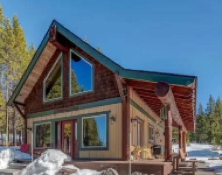 Pristine 4 seasons cabin with 9 beds & hot tub