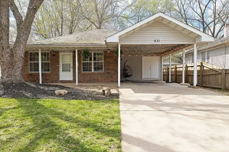 Boho BnB ~ Walk to Cherry/Pickwick & MSU Отели рядом с достопримечательностью «Discovery Center of Springfield»