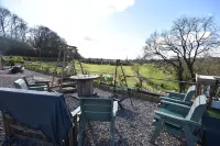 Farmhouse with rural and river views & 10 minute walk to market town