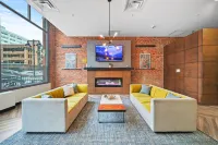 Huge King Bed Loft Downtown - Balcony - Grocery - Brewery - Court Ave Nightlife