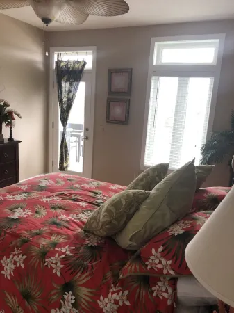 Stunning Top Floor Views of The Steinhatchee River with Private Boat Slip /Pool!