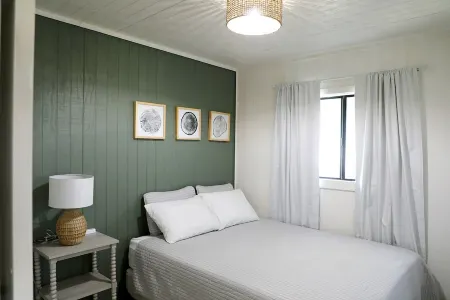 Lakeside cottage, water access + pet friendly