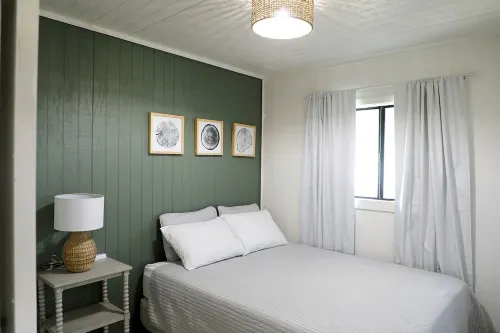 Lakeside cottage, water access + pet friendly